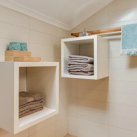 Santos Gem I - In Trendy Neighborhood *